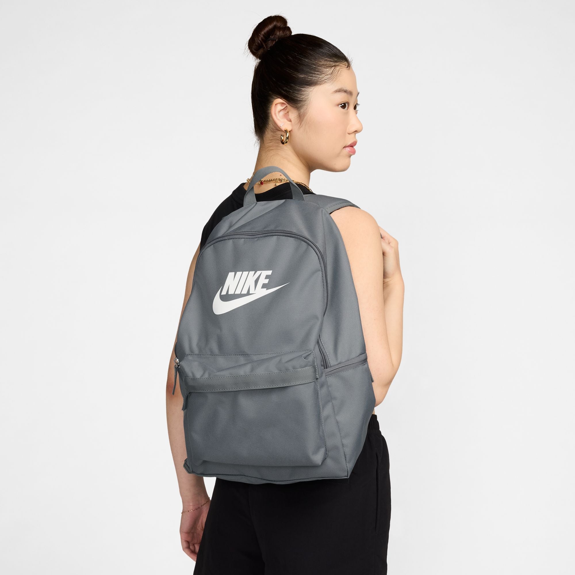 NIKE HERITAGE BACKPACK (25L) - SMOKE GREY/SMOKE GREY/WHITE