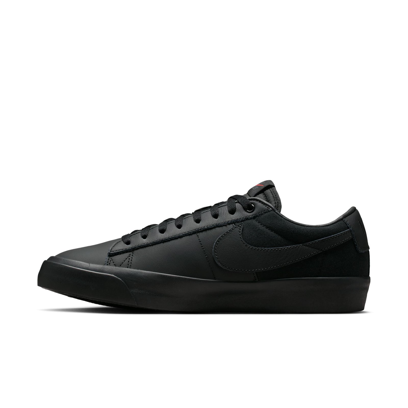 Nike blazer low all black hotsell