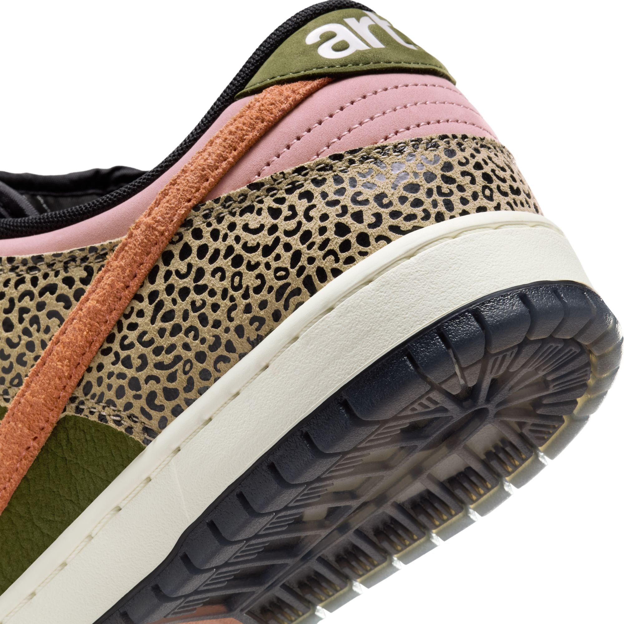 NIKE SB DUNK LOW PRO QS - KHAKI/AMBER BROWN-ROUGH GREEN-RUST PINK