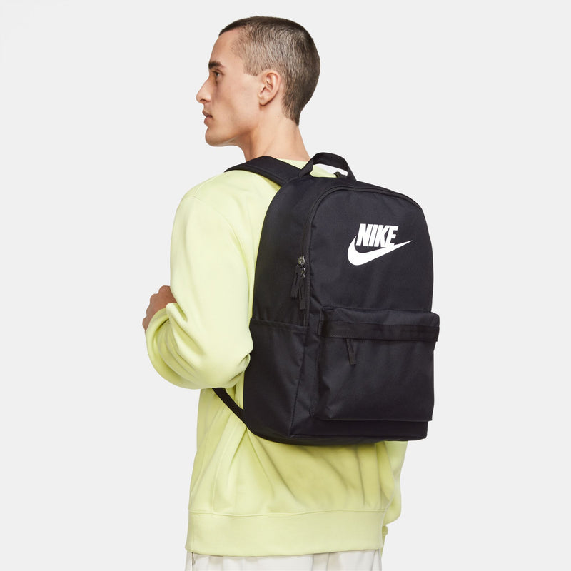 Black nike heritage backpack deals